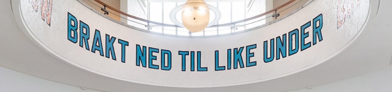 Lawrence Weiner, Brakt ned til like under / Brought Down to Just Below, 2019, Language + material referred to, Lysverket, KODE 4. (foto: Dag Fosse)