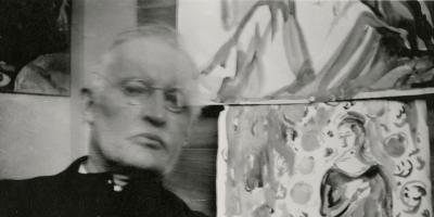 Edvard Munch med briller, foran to akvareller og «Stående dame med samojed» II - Self-Portrait in the Front of Two Watercolours at Ekely II - 1930. Munchmuseet (utsnitt).
