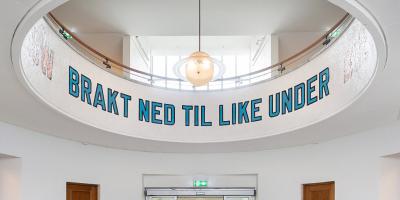 Lawrence Weiner, Brakt ned til like under / Brought Down to Just Below, 2019, Language + material referred to, Lysverket, KODE 4. (foto: Dag Fosse)